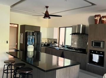 Casa · 360m² · 4 Recámaras · 3 Estacionamientos · Renta - Venta Casa Lagos del Sol - Cancun