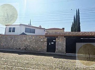 Casa · 254m² · 2 Recámaras · 3 Estacionamientos · Bonita Casa con Buena Distribución