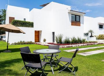 Casa · 245m² · 3 Recámaras · 4 Estacionamientos · Venta de Casa en Bosque Esmeralda