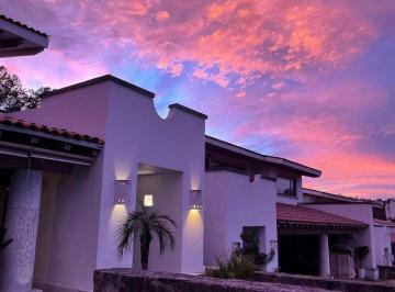 Casa · 500m² · 3 Recámaras · 4 Estacionamientos · Venta de Casa en La Lomita, Hacienda de Valle Escondido