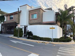 Casa · 334m² · 3 Recámaras · 2 Estacionamientos · Venta de Casa en Lomas del Campestre