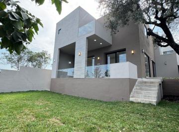 Casa de 3 habitaciones, Santiago · Amplia Residencia con Jardín en Carretera Nacional