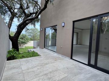 Casa de 3 habitaciones, Santiago · Amplia Residencia con Jardín en Carretera Nacional
