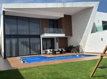 Casa de 4 habitaciones, León · Casa en Venta en El Bosque Country Club de León Gto. 4 Recamaras Alberca, Sauna, Vapor