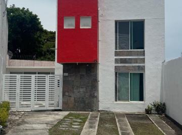 Casa en venta ubicada en Fraccionamiento Banus, ideal para familias. Cuenta con · Amplia, Muy Bien Ubicada y con Casa Club