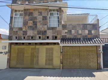 Casa de 4 habitaciones, León · Venta de Casa en C. del Fuegocol. Jardines del Moralleón de Los Aldama C. P. 37160 | Guanaju