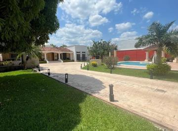 Casa de 3 habitaciones, Mérida · Bonita Casa con Amplio Terreno en Venta en Santa Rita Cholul