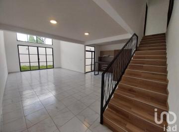 Casa · 305m² · 4 Recámaras · 2 Estacionamientos · Casa en Venta en San Sebastian Tutla, Oaxaca. a Dos Calles del Deportivo Oaxaca.