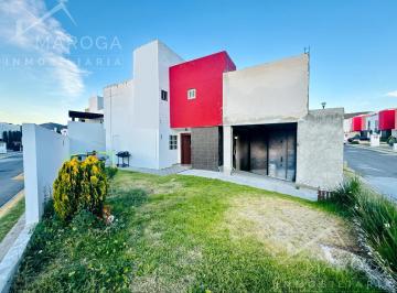 Casa · 145m² · 3 Recámaras · 2 Estacionamientos · Casa de 3 Recámaras / 2.5 Baños / 2 Niveles / 2 Estacionamientos / Jardín