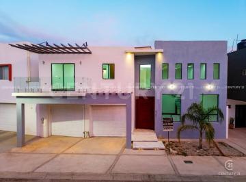 Casa · 355m² · 4 Recámaras · 5 Estacionamientos · Casa en Venta en Fraccionamiento Lomas Universidad IV en Chihuahua, Chih.