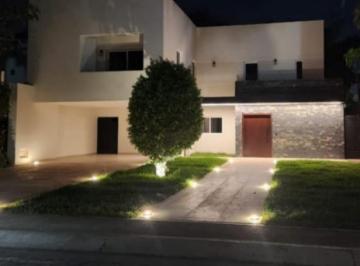 Casa · 306m² · 3 Recámaras · 2 Estacionamientos · Hermosa Amplia Casa en Venta en Privada Cerca City Center Merida Norte (Ivc - 2740)