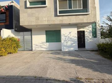 Casa · 227m² · 3 Recámaras · 3 Estacionamientos · Casa en Venta en El Refugio Querétaro