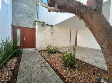 Casa de 3 habitaciones, Mérida · Casa de 3 Recámaras, a Pie de Calle, en Temozon, con Alberca y Jardín.