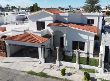 Casa · 380m² · 5 Recámaras · 2 Estacionamientos · Casa en Venta Remodelada en Villa Satelite, Hermosillo. Recamara en Panta Baja, Patio Amplio
