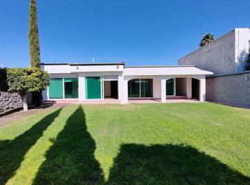 Casa en condominio · 508m² · 4 Recámaras · 3 Estacionamientos · Renta Casa Amplia un Piso Gran Jardin Cuarto Servicio 4 Recamaras Cochera Techada