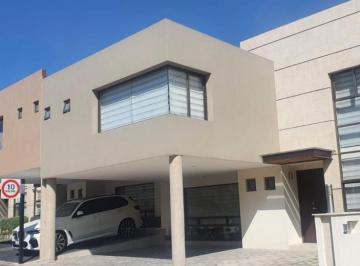 Casa · 320m² · 3 Recámaras · 3 Estacionamientos · Venta de Casa en Exclusivo Residencial, Valle de Las Fuentes