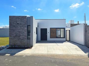 Casa · 138m² · 3 Recámaras · 2 Estacionamientos · Casa de un Nivel con Alberca en Venta en Rioja