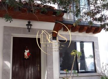 Casa · 204m² · 3 Recámaras · 2 Estacionamientos · Casa Amueblada en Renta Casco Viejo Celaya