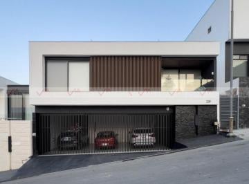 Casa · 327m² · 3 Recámaras · 3 Estacionamientos · Casa en Venta en Castaños del Vergel