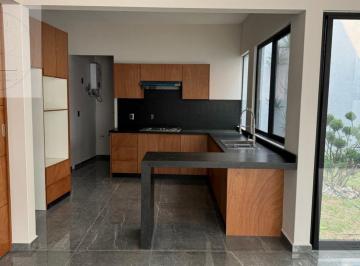 Casa · 250m² · 4 Recámaras · 2 Estacionamientos · Casa en Venta en Cuernavaca, en Lomas de Atzingo con Habitacion en Planta Baja, Vigilancia