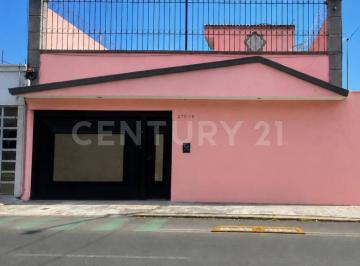 Casa · 304m² · 4 Recámaras · 2 Estacionamientos · Casa en Venta Sobre 25 Poniente, Espacios Amplios y Excelente Ubicación