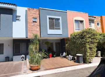 Casa en condominio de 3 habitaciones, Zapopan · Bonita Casa 2pl 3 Rec Studio en Coto Priv con Portón Automatizado Fracc Parques Tesistan