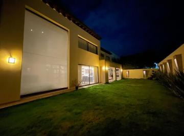 Casa · 449m² · 3 Recámaras · 4 Estacionamientos · Venta de Casa en Prado Largo, Zona Esmeralda