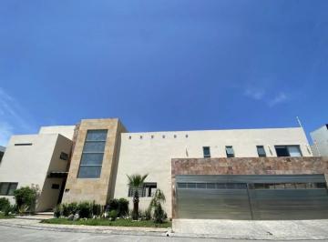 Casa · 758m² · 6 Recámaras · 6 Estacionamientos · Casa con Alberca en Venta en Lomas del Sol