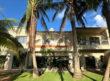 Casa · 615m² · 8 Recámaras · 4 Estacionamientos · Casa en Venta, 8 Recamaras, Frente a Laguna, Zona Hotelera Cancún