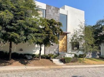 Casa · 253m² · 3 Recámaras · 4 Estacionamientos · Casa en Renta en El Manantial