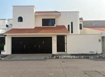 Casa · 345m² · 4 Recámaras · 3 Estacionamientos · Casa en Venta en Fraccionamiento Costa de Oro, Boca del Rio, Ver
