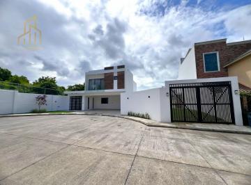 Casa · 361m² · 3 Recámaras · 2 Estacionamientos · Casa con Alberca en Venta Lomas Diamante