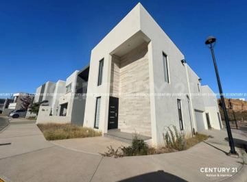 Casa · 320m² · 4 Recámaras · 2 Estacionamientos · Casa en Venta en Jardines del Pedregal Residencial, Chihuahua
