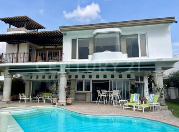 Casa · 517m² · 4 Recámaras · 5 Estacionamientos · Casa con Esencia Exclusiva y Panorámica Privilegiada en Lomas de Cocoyoc