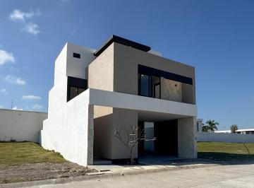 Casa · 225m² · 3 Recámaras · 2 Estacionamientos · Casa de 3 Niveles en Venta en Punto Lomas