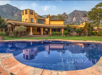 Casa de 6 habitaciones, Tepoztlán · Casa de Autor con Alberca y Cancha de Tenis en Valle de Atongo, Tepoztlán