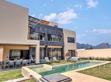 Casa de 3 habitaciones, Tepoztlán · Residencia Contemporánea con Alberca y Roof Garden en Tepoztlán