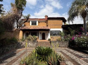 Casa de 3 habitaciones, Tepoztlán · Casa de Adobe con Alberca, Bungalow y Vistas a Las Montañas en Tepoztlan