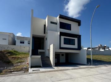 Casa · 249m² · 3 Recámaras · 2 Estacionamientos · Casa de 3 Niveles en Venta en Punto Lomas