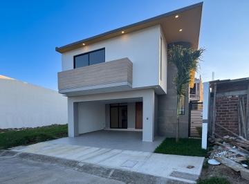 Casa · 240m² · 4 Recámaras · 2 Estacionamientos · Casa con Recamara en Pb en Venta en Lomas del Dorado