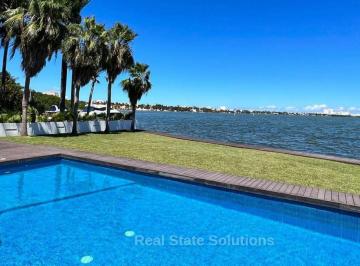 Casa · 990m² · 5 Recámaras · 8 Estacionamientos · Casa en Venta, 5 Recamaras, Frente Laguna, Jacuzzi, Piscina, Isla Dorada Cancun.