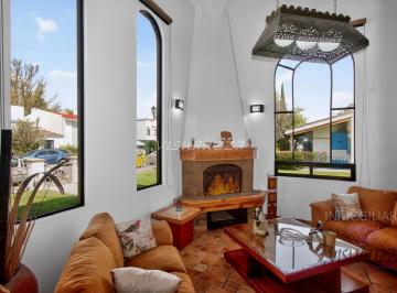 Casa de 3 habitaciones, Tequisquiapan · Residencia con Gran Jardín y Sala Doble Altura en Club de Golf Tequisquiapan | Ideal Inversión