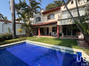 Casa · 268m² · 4 Recámaras · 2 Estacionamientos · Casa en Venta en Condominio con Alberca Propia en Jiutepec, Mor.