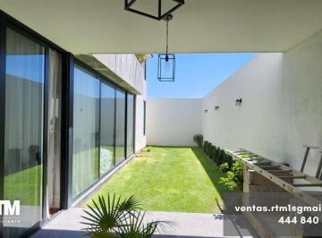 Casa · 409m² · 3 Recámaras · 3 Estacionamientos · Se Vende Casa en Punta San Luis, Sin Muebles