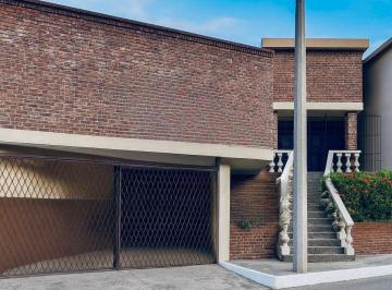 Casa · 329m² · 4 Recámaras · 3 Estacionamientos · Amplia Casa en Venta Loma de Rosales