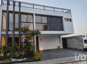 Casa · 411m² · 4 Recámaras · 2 Estacionamientos · Casa en Venta en Parque Jalisco