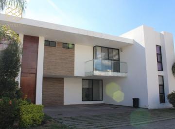 Casa · 352m² · 4 Recámaras · 4 Estacionamientos · Casa en Club de Golf Haciendas de León