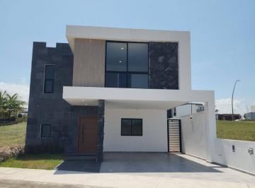 Casa · 217m² · 4 Recámaras · 2 Estacionamientos · Casa en Fraccionamiento Lomas del Dorado