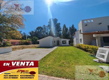 Casa · 240m² · 3 Recámaras · 4 Estacionamientos · Casa en Club de Golf San Gil
