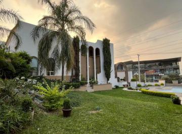Casa de 5 habitaciones, Guadalupe · Casa en Venta Contry Sol, Sobre Av Principal y Frente a Plaza Comercial, Guadalupe, N. L.